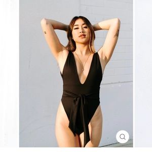 Londre Cinch Black One Piece